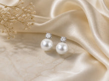 Load image into Gallery viewer, Elegant pearl drop earrings by Luxe Treasures featuring vintage-style dangle design with lustrous pearls.