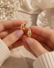 Load image into Gallery viewer, Vintage gold hoop earrings from Luxe Treasures featuring a minimalist design, perfect for everyday jewelry.