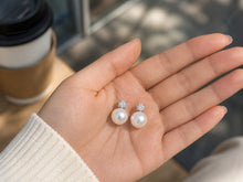 Load image into Gallery viewer, Elegant pearl drop earrings by Luxe Treasures featuring retro-style dangling pearls on a delicate metal setting.